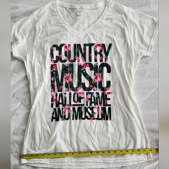 NWOT Ladies Country Music Hall of Fame short Sleeve V-neck Tee - Picture 5 of 5